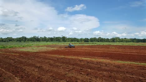 Tractor-Arando-Tierras-De-Cultivo-Y-Agricultores-Trabajando-Duro,-Upala-En-Costa-Rica