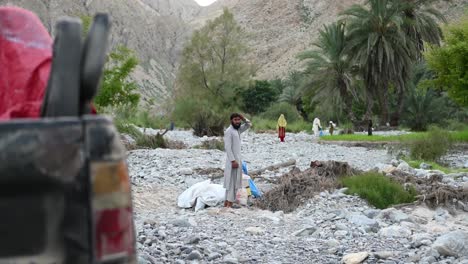 Vater-Wartet-Neben-Hilfe-Und-Weißer-Plane-In-Belutschistan-Während-Der-Flutfahrt