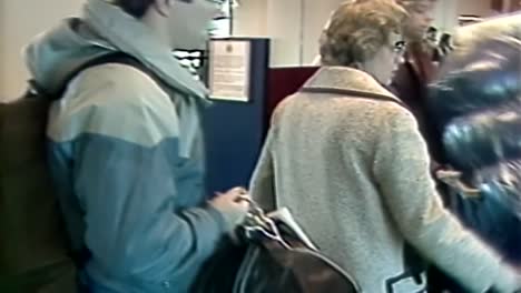 Pasajeros-De-Seguridad-Del-Aeropuerto-De-1983-Pasando-Por-Un-Escáner