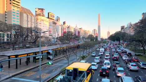 Busy-rush-hour-traffic-along-July-9-Avenue-Buenos-Aires,-Argentina