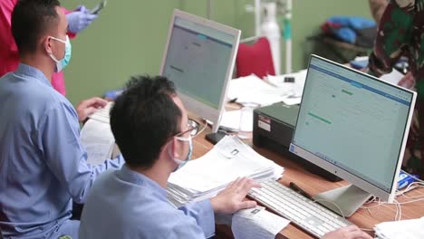 Gesundheitspersonal,-Das-Computer-Im-Krankenhaus-Verwendet