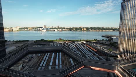 Una-Vista-Aérea-De-La-Embarcación,-Conocida-Como-La-Escalera-De-Hudson-Yards-Diseñada-Por-Thomas-Heatherwick-En-Un-Día-Soleado