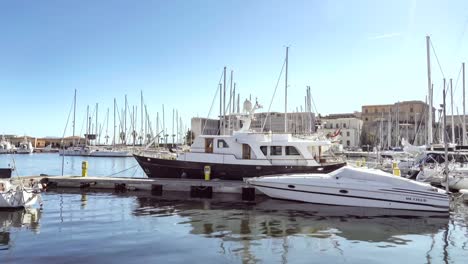 Palermo-Hafen-In-Der-Nähe-Des-Castello-Eine-Stute-Mit-Mehreren-Luxusyachten-Und-Booten-Und-Wasserspiegelungen