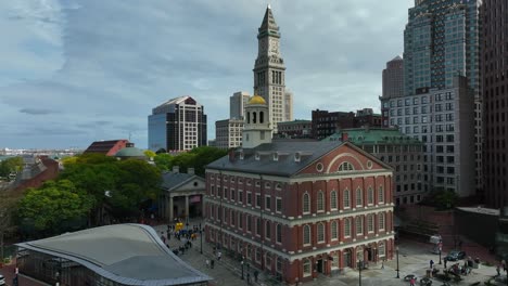 Downtown-Boston-Skyline-Mit-Faneuil-Hall-Und-Custom-House-Tower