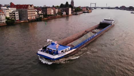 Frachtschiff,-Das-Während-Der-Goldenen-Stunde-Sand-Durch-Den-Holländischen-Kanal-Transportiert