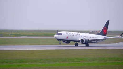 Air-Canada-Boeing-737-Max-Landet-Auf-Einer-Nassen-Und-Regnerischen-Landebahn-Und-Verfolgt