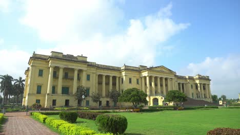 El-Monumento-Hazarduari-En-Murshidabad,-Perteneciente-Al-Estudio-Arqueológico-De-La-India,-Fue-Construido-Por-Nawab-Nazim-Humayun-Jha-En-1829