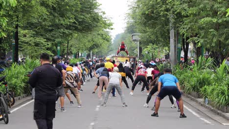 Indonesia---Okt-2,-2022-:-the-people-of-yogyakarta-do-gymnastics-together-in-the-morning-on-malioboro-street