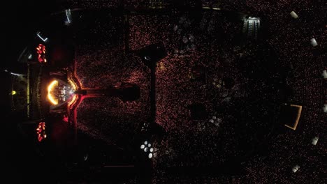 Ausgeklügelte-Lichteffekte-Erhellen-Die-Tausenden-Von-Fans,-Die-Ein-Konzert-In-Einem-Großen-Stadion-Genießen