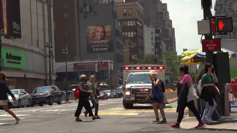 Krankenwagen-Auf-Einer-Belebten-Straße-In-Manhattan