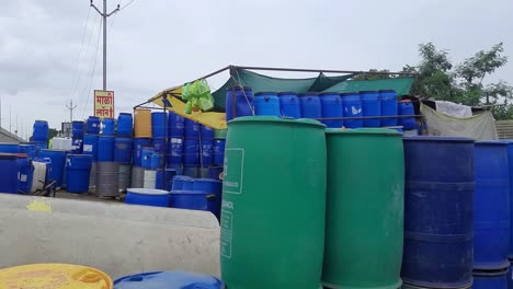 Ausstellen-Vieler-Plastiktrommelfässer-Zum-Verkauf-Außerhalb-Der-Stadtstraße