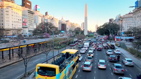 Tráfico-En-Movimiento-A-Lo-Largo-Del-Centro-De-Buenos-Aires-Avenida-9-De-Julio-Antena-Estática