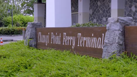 Señalización-De-La-Terminal-De-Ferry-De-Changi-Point,-Terminal-De-Cruceros-En-El-Pueblo-De-Changi-En-Singapur