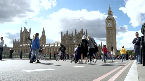 Slow-motion-view-of-peoples-walking-in-front-of-Big-Ben-London,-UK