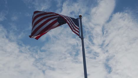 Bandera-Americana-Ondeando-En-Un-Día-Soleado-Bajo-Un-Cielo-Azul---Cerrar