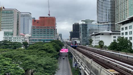 BTS-Sky-train-is-heading-towards-Siam-Station-from-Ratchadamri-in-Bangkok,-Thailand