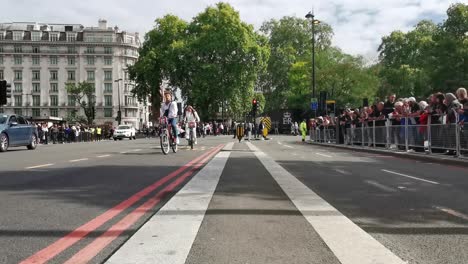 crowds-line-streets-outside-Buckingham-Palace-to-watch-Queen-Elizabeth’s-hearse-arrive