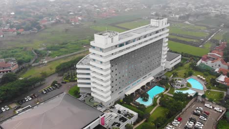 4K-Luftdrohnenaufnahmen-Des-Hotelresort-Hochhaus-Resortgebäudes-Im-Westen-Von-Java-In-Indonesien