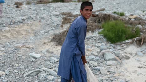 Junger-Pakistanischer-Mann,-Der-Kämpft,-Um-Einen-Sack-Voller-Hilfsgüter-Bei-Einer-Flutkatastrophe-In-Einem-Abgelegenen-Teil-Von-Belutschistan-Zu-Heben