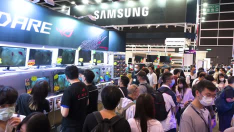 Viele-Chinesische-Einzelhandelskunden-Stehen-In-Hongkong-Schlange,-Wenn-Sie-Preisreduzierte-Elektronische-Produkte-Der-Asus-marke-Wie-Festplatten,-Fernseher-Und-Computer-Kaufen
