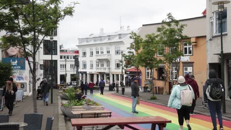 Calle-Del-Arco-Iris-En-Reykjavik,-Islandia-Con-Gente-Caminando-Y-Video-Estable