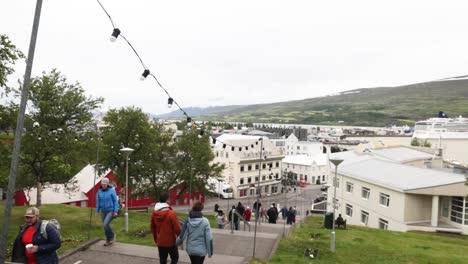 Akureyri,-Island-Mit-Menschen,-Die-Stufen-Hinuntergehen,-Und-Videoschwenks-Von-Links-Nach-Rechts