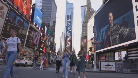 Times-Square-Menschen,-Die-Die-Straße-überqueren