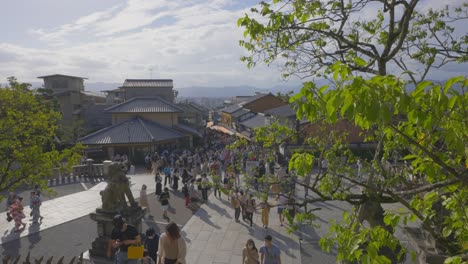 Große-Aufnahme-Eines-Geschäftigen-Und-Touristischen-Traditionellen-Viertels-Der-Stadt-Kyoto-An-Einem-Sonnigen-Tag