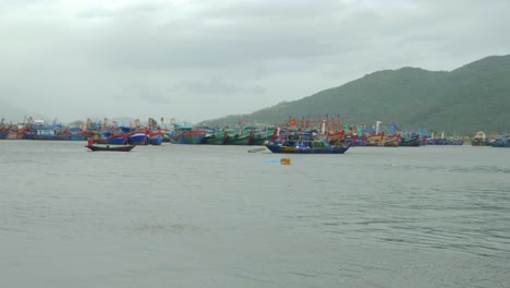 Fischereischiffe-Fahren-Langsam-Durch-Den-Marina,-Während-Sie-Darauf-Warten,-Dass-Der-Taifun-Noru-An-Einem-Stürmischen-Und-Stürmischen-Tag-Den-Fischereihafen-Tho-Quong-In-Vietnam-Passiert