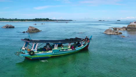 Antena-De-Una-Familia-En-Un-Barco-De-Pesca-Tradicional-Indonesio-En-Belitung