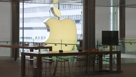 Ein-Blick-Auf-Den-Offiziellen-Store-Des-Amerikanischen-Technologieunternehmens-Apple-In-Hongkong