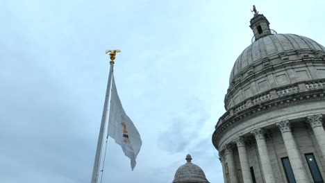 Die-Flagge-Von-Rhode-Island-Weht-Vor-Der-Kuppel-Des-State-Capitol-Building-In-Providence