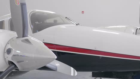 Detalle-De-La-Sección-De-La-Nariz-Y-Los-Motores-Del-Avión-Piper-Pa-34-En-El-Hangar