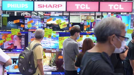 Chinesische-Einzelhandelskunden-Kaufen-Tcl-,-Philips--Und-Sharp-fernseher,-Die-Auf-Dem-Computer--Und-Kommunikationsfestival-In-Hong-Kong-Zum-Verkauf-Ausgestellt-Werden,-Während-Leute-Vergünstigte-Elektronische-Produkte-Kaufen