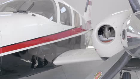 Nahaufnahme-Von-Motor,-Propeller-Und-Rumpf-Des-Doppelflugzeugs-Piper-Seneca