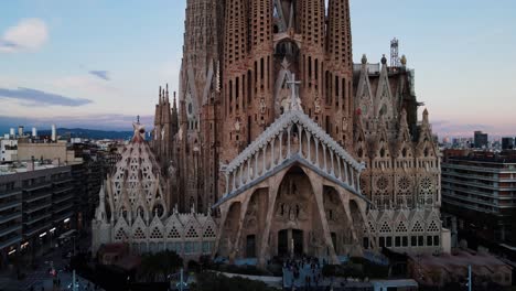 Drohnenaufnahme-Der-Römisch-katholischen-Basilika-In-Barcelona,-Spanien,-Mit-Blick-Auf-Den-Himmel-Im-Hintergrund-Während-Der-Abenddämmerung