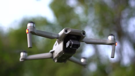 Drohne-Schwebt-über-Dem-Boden-Hd