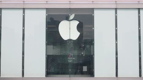 Tech-Kunden-Gehen-Die-Treppe-Hinauf,-Wenn-Sie-Im-Apple-Official-Store-In-Hongkong-Einkaufen