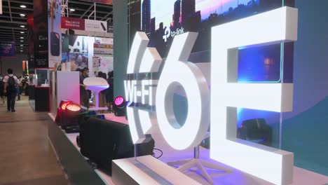 Ein-Stand-Zeigt-Das-6e-wifi-hochgeschwindigkeits-internet-logo-Während-Des-Hong-Kong-Computer--Und-Kommunikationsfestivals-In-Hong-Kon
