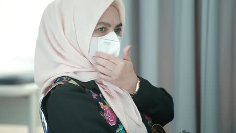 Eine-ältere-Frau-Mit-Maske-Sitzt-In-Einem-Krankenhaus-In-Der-Schlange,-Um-Während-Einer-Pandemie-In-Indonesien-Eine-Virusimpfung-Zu-Erhalten