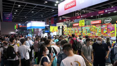 Eine-Große-Menge-Chinesischer-Einkäufer-Stöbern-Und-Kaufen-In-Hongkong-Ermäßigte-Elektronische-Produkte-Der-Marke-Lenovo-Wie-Festplatten,-Fernseher-Und-Computer