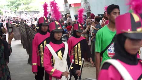 Filas-De-Músicos-De-La-Banda-De-Marcha-O-De-La-Banda-De-Tambores-En-Un-Carnaval-Artístico-Y-Cultural-En-Cirebon,-Java-Occidental,-Indonesia