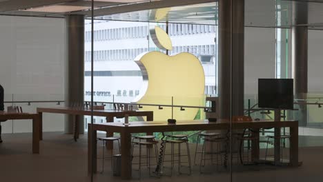 Los-Empleados-De-La-Compañía-Son-Vistos-En-La-Tienda-Oficial-De-Apple-De-La-Compañía-Estadounidense-De-Tecnología-En-Hong-Kong