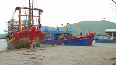 Fischer-Legen-An-Einem-Stürmischen-Und-Stürmischen-Tag-Im-Fischerhafen-Tho-Quang-In-Vietnam-Ihr-Boot-In-Der-Marina-An