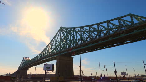 Jacques-Cartier-Stahlbrücke-Montreal-Stadt-Kanada,-Städtische-Starre-Metallische-Erhöhte-Struktur-Für-Den-Transport,-Schwenkansicht-Der-Architektonischen-Infrastruktur-Und-Des-Ingenieurwesens