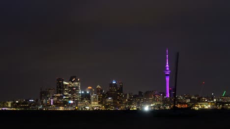 Day-to-night-time-lapse-of-the-cityscape-of-Auckland,-New-Zealand-underneath-fast-moving-clouds