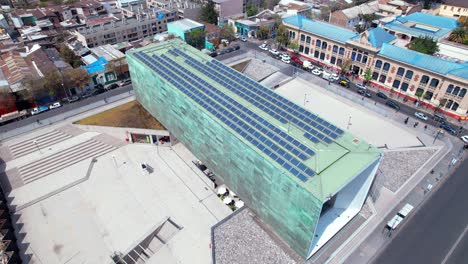 Draufsicht-Auf-Die-Architektur-Des-Museums-Für-Erinnerung-Und-Menschenrechte-Mit-Solarzellen-Auf-Dem-Dach