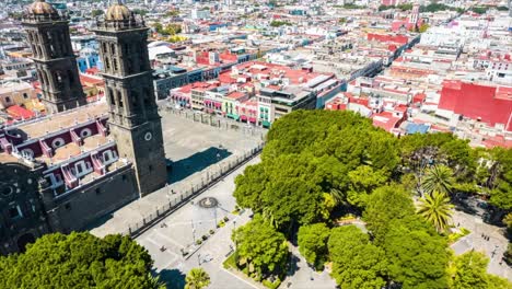 Hiperlapso-Desplazándose-Hacia-El-Lateral-De-La-Catedral-De-Puebla-Y-Mirando-Hacia-El-Zócalo