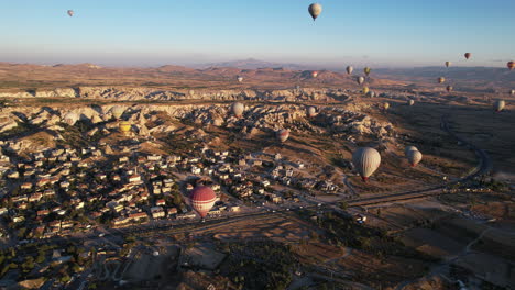 Luftaufnahme-Von-Heißluftballons-über-Der-Landschaft-Von-Kappadokien,-Türkei