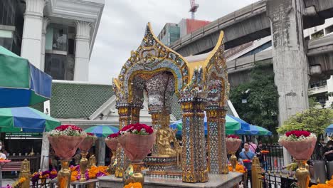 Erawan-Shrine-in-the-Ratchaprasong-district-is-one-of-the-most-famous-shrines-among-tourists-in-downtown-Bangkok,-Thailand